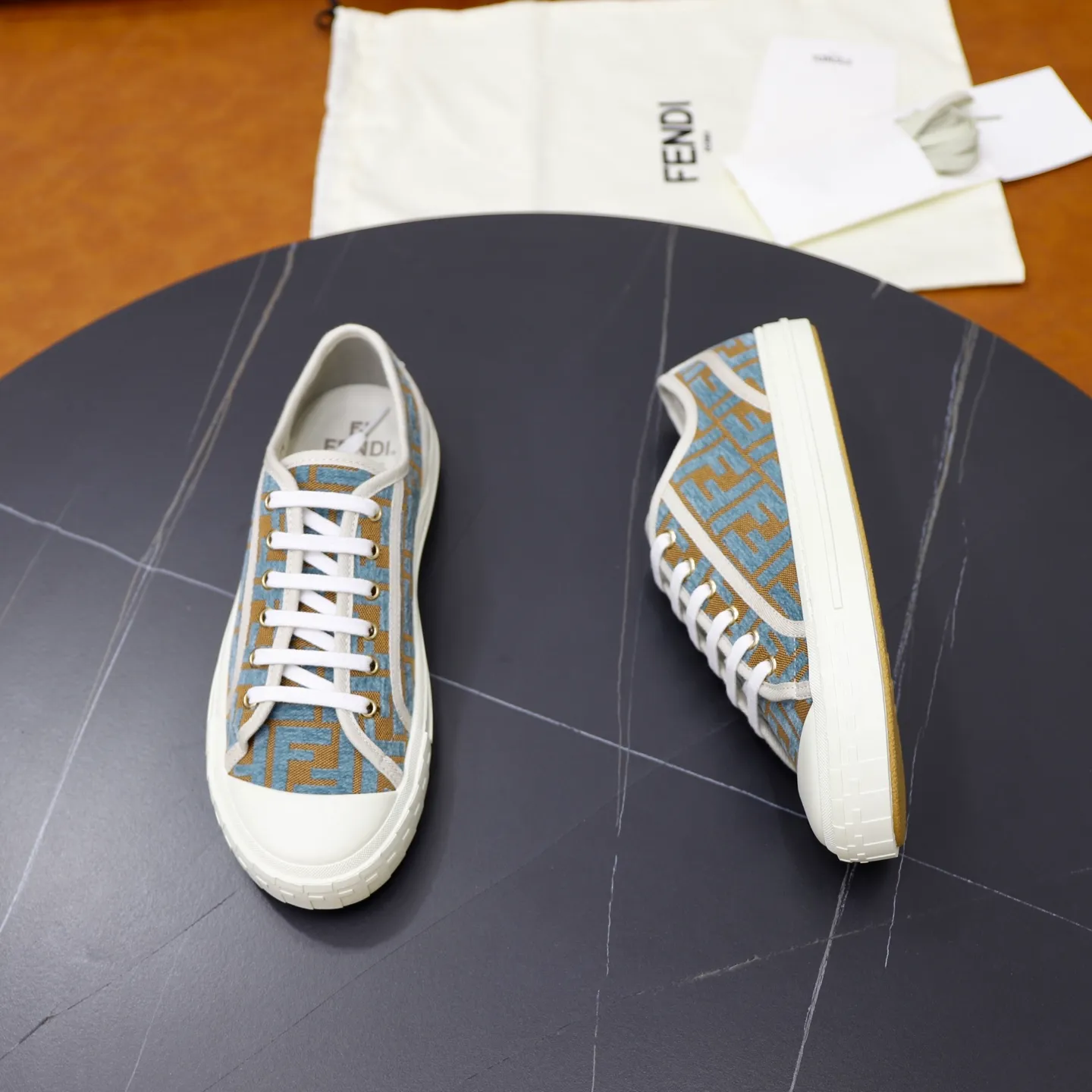 Factory price: 480 original order (couple model) Brand: FENDI Fendi 🙅‍♂️🙅‍♂️🙅‍♂️ Size: Female 35–40, Male 39-44 (45 can be customized) Grade: Official website genuine Material: Imported original LoGO fabric upper Original comfortable lining TPU wear-resistant lightweight outsole Style category: Loafers New trendy shoes Color: actual picture color